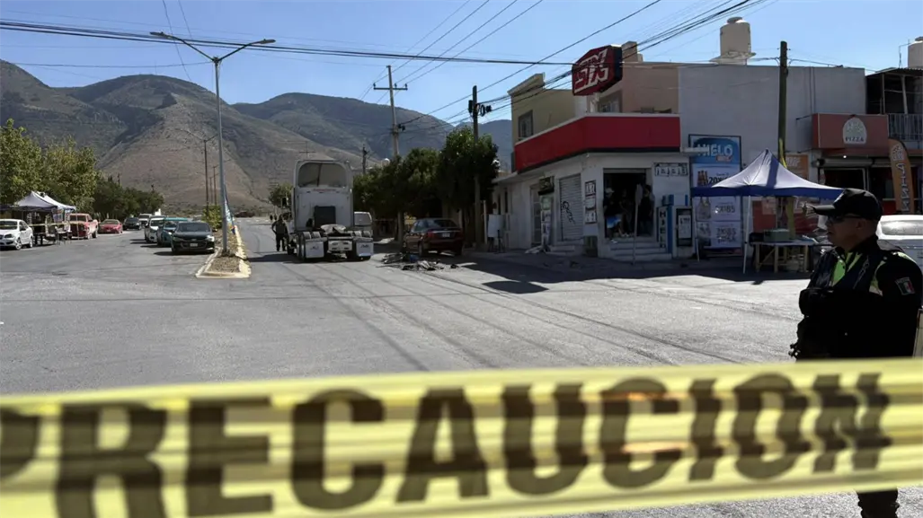 Muere ciclista en Saltillo tras ser atropellado por tractocamión; ignora conductor alto de vialidad