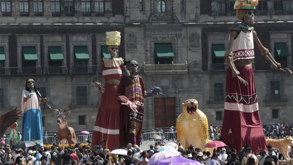 Clara Brugada inaugura ofrenda del Zócalo: celebración de Día de Muertos y 700 años de Tenochtitlán