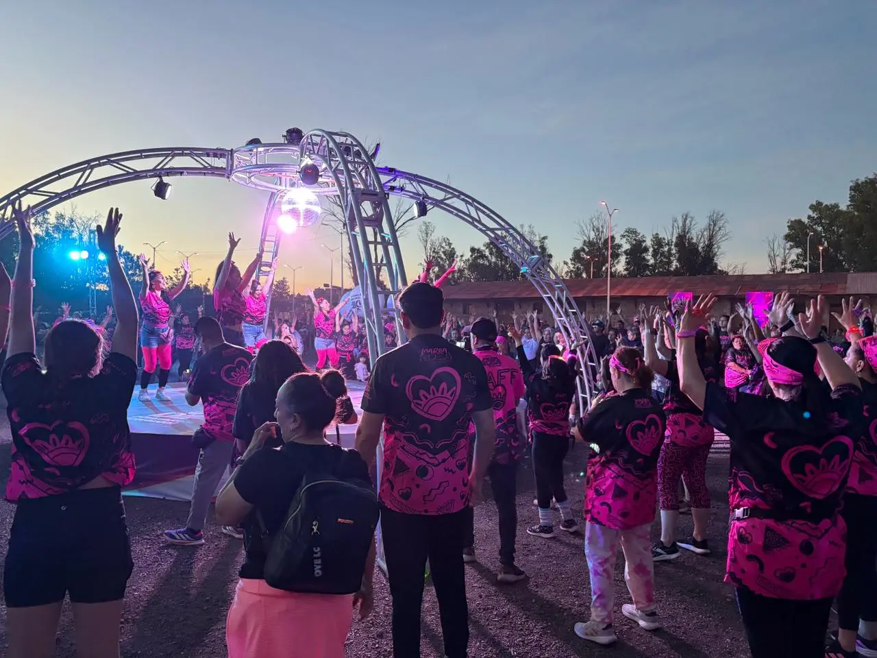 Carrera Marea Rosa Retro 2025 reunió a más de 11 mil duranguenses en apoyo a una causa