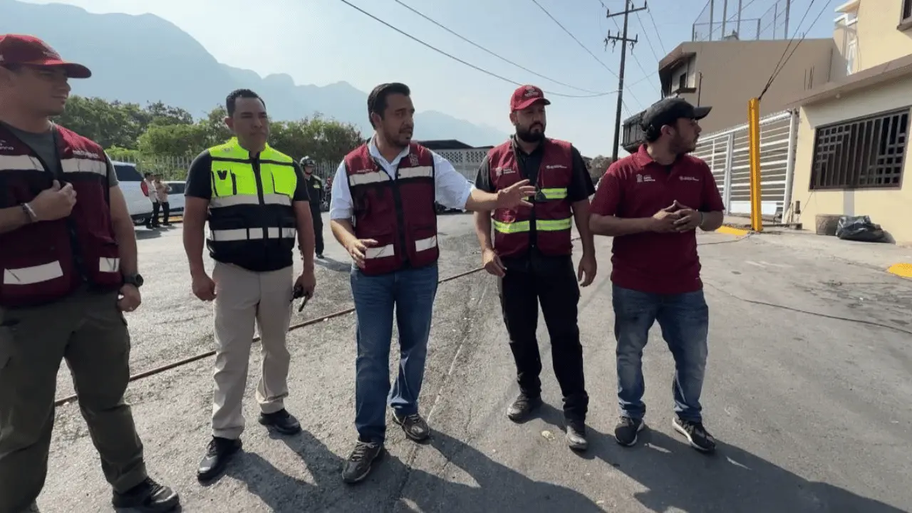 Los propietarios del taller asumirán el pago completo de las afectaciones, tanto a viviendas como a vehículos dañados. Foto: Gobierno de Santa Catarina.
