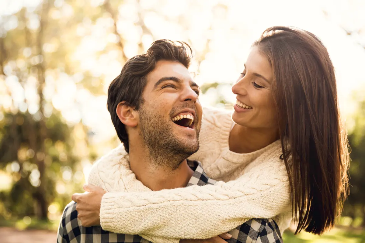 Las claves para una relación feliz se basan en el compromiso diario y la atención mutua, más allá de los grandes gestos. Foto: Canva