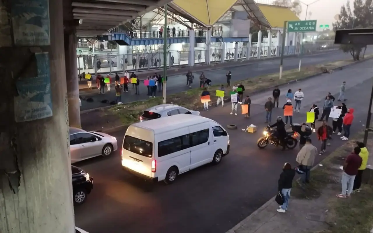 Bloqueo vial a la altura del metro de Nezahualcóyotl. Foto: X/ @vialhermes (Canva)