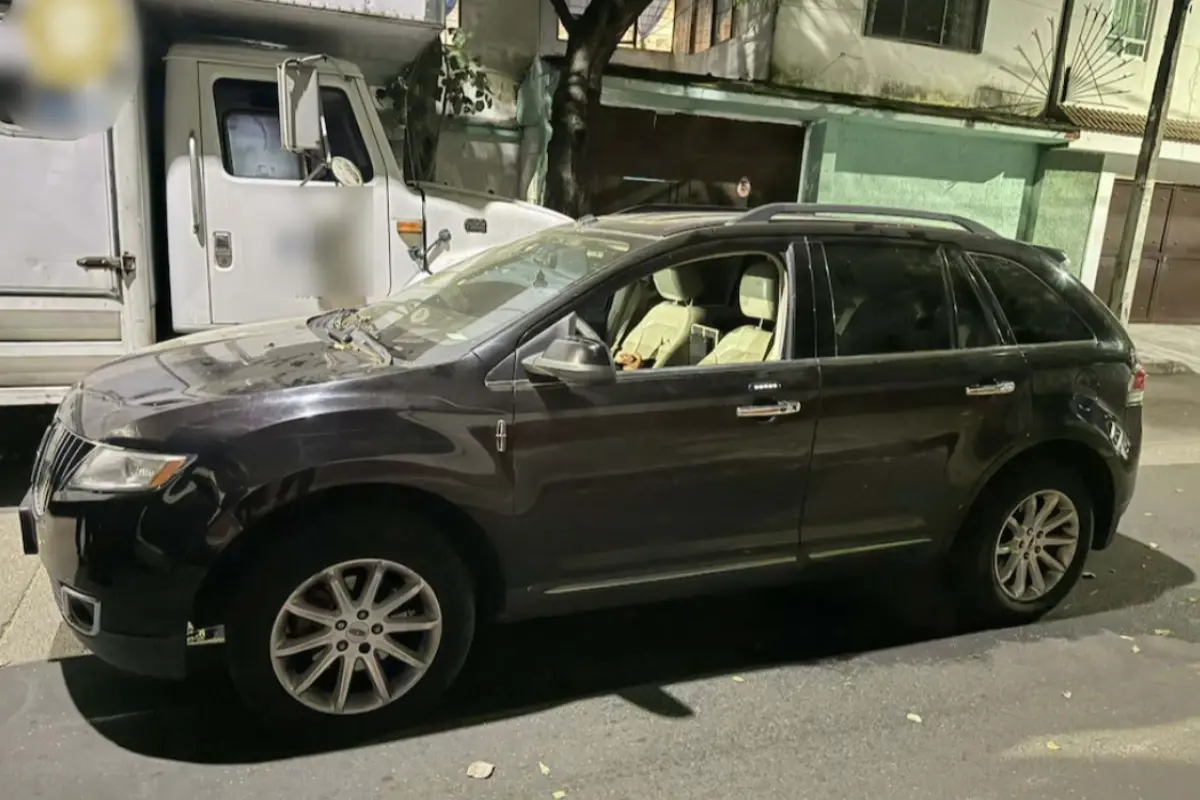 Camioneta donde iban a los detenidos. Foto: SSC CDMX | Canva
