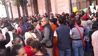 Choque de manifestaciones afuera de Cabildo