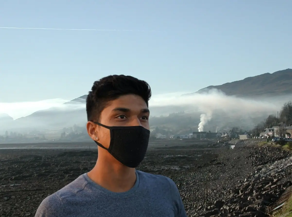 Este fenómeno ocurre cuando una capa de aire caliente se sitúa sobre una capa de aire frío cerca del suelo, atrapando contaminantes y evitando que se dispersen. Foto: Canva.