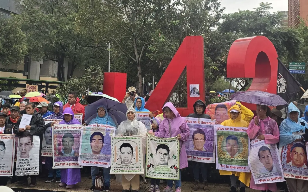 Manifestantes por Ayotzinapa. Foto: Facebook (Padres Y Madres De Ayotzinapa)