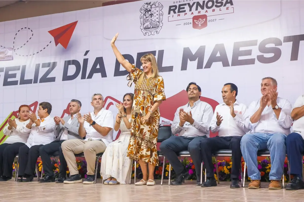 El festejo a los maestros fue encabezado por el alcalde Carlos Peña Ortiz y la senadora Maki Ortiz. Foto: Carlos García