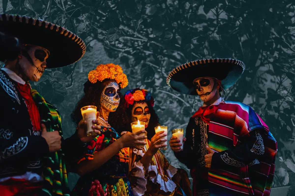 Escobedo invita a celebrar el Día de Muertos con Mictlán 2025, un evento lleno de música, altares y tradición familiar. Foto: CANVA