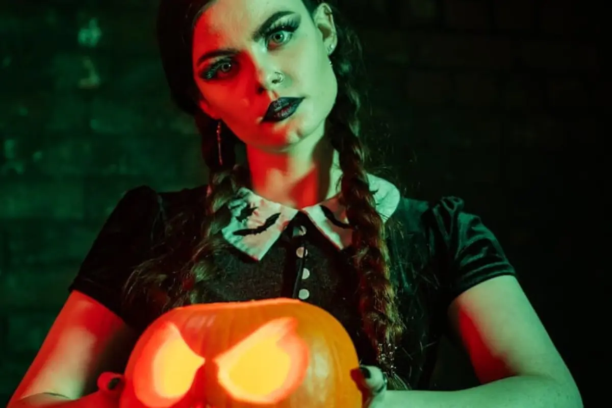 Encuentra disfraces económicos para Halloween que puedes crear con prendas básicas. Ideas fáciles y rápidas para una noche divertida.