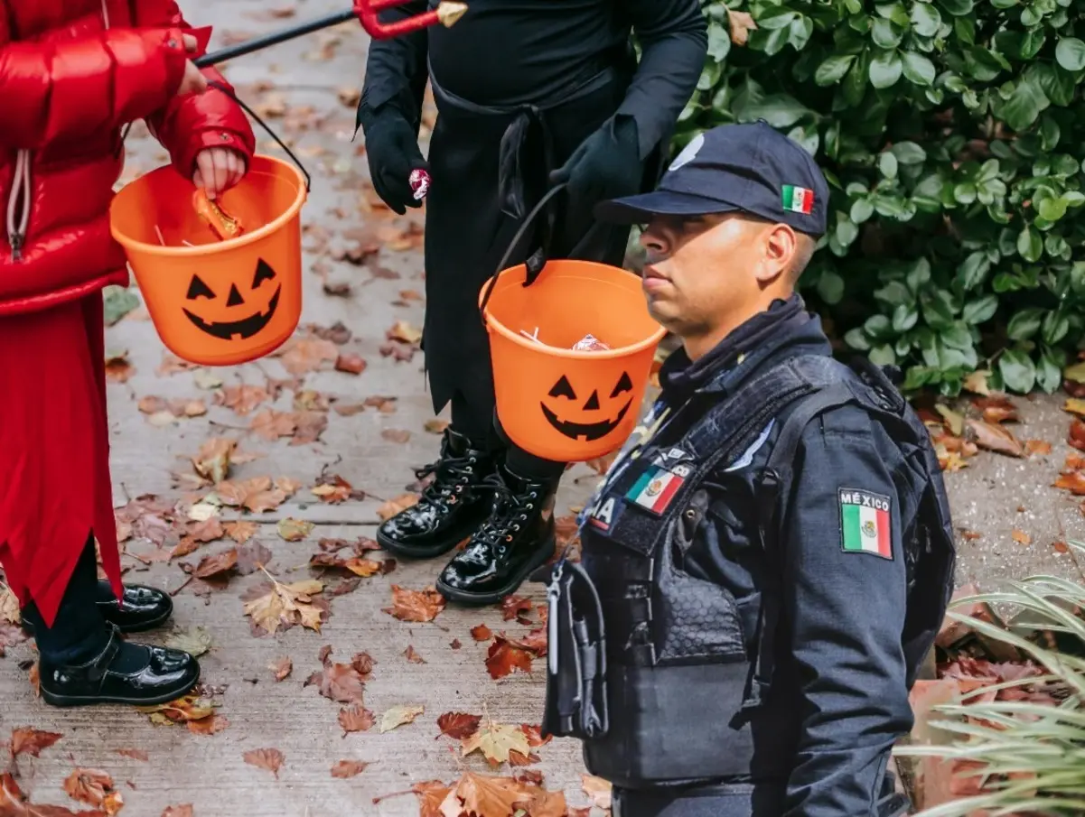 Una de las principales preocupaciones de los padres y autoridades en Santiago para Halloween 2025 es la seguridad de los niños. Foto: Canva/Secretaría de Seguridad y Vialidad de Nuevo León.