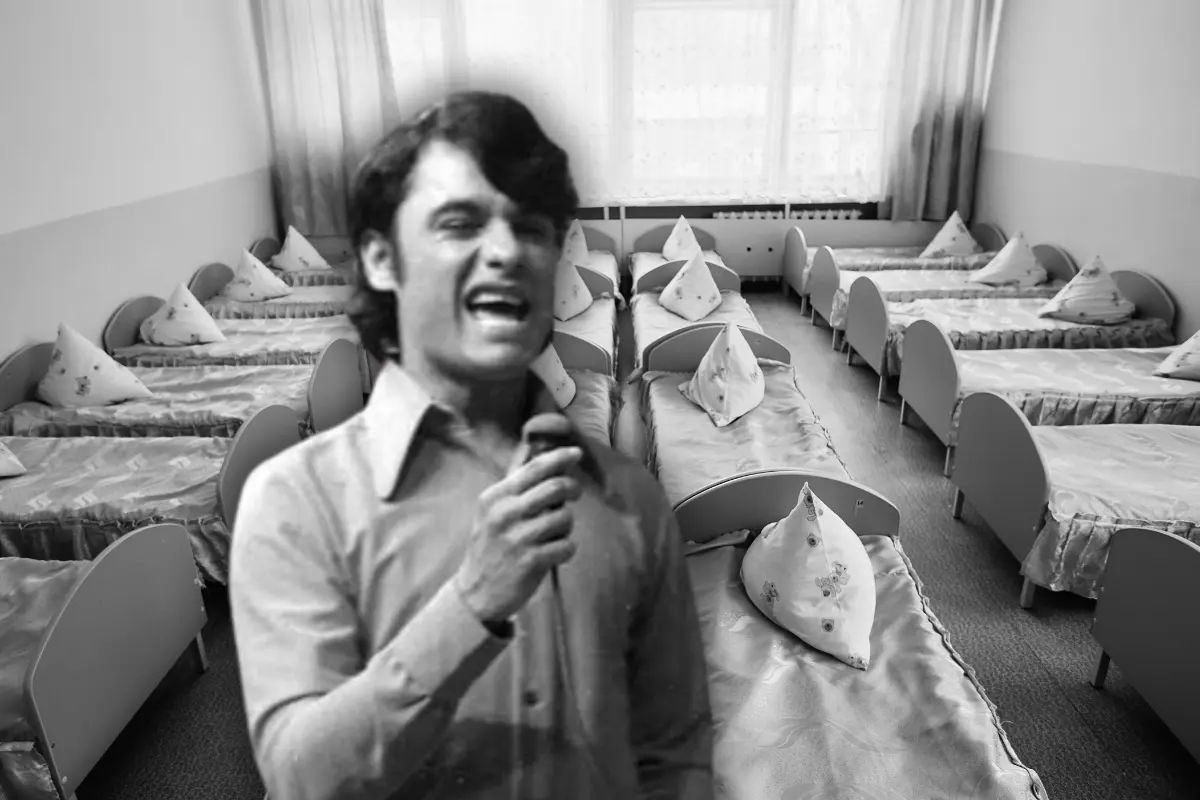 Juan Gabriel: la huida de un internado que marcó su destino (Foto: web, aarp.org / Canva)