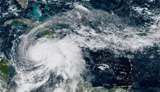 Melissa se convierte en huracán categoría 5 mientras se acerca a Jamaica