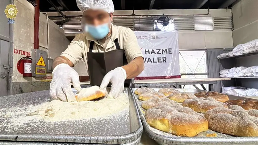 Recluso horneando pan de muerto. Foto: X @infopolitano