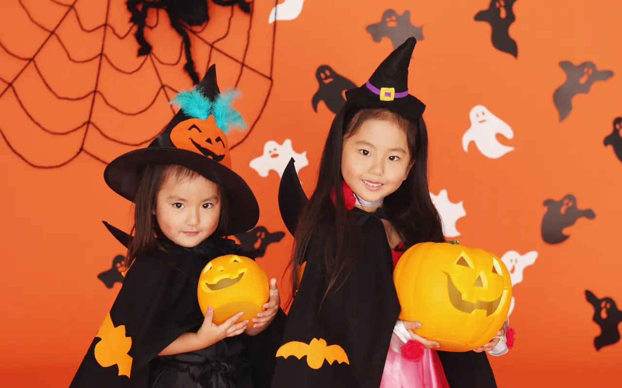 Niños pidiendo dulces. Foto: Canva