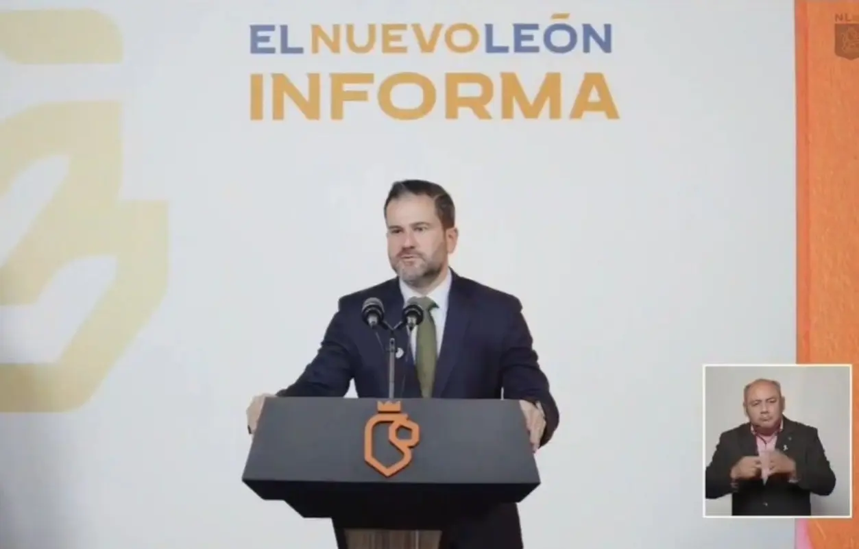 Raúl Lozano Caballero en la conferencia de prensa del Nuevo León Informa. Foto: Gobierno de Nuevo León.