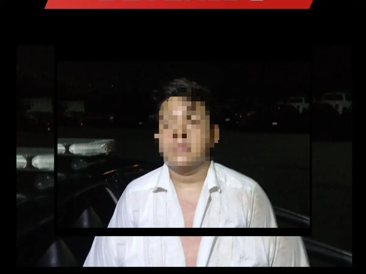 Un sujeto fue detenido la noche del domingo debido a que fue señalado por sustraer prendas de una tienda departamental ubicada al interior de la plaza comercial The Harbor, lo que derivó en un operativo que terminó con la captura de la persona.- Fuente SSP
