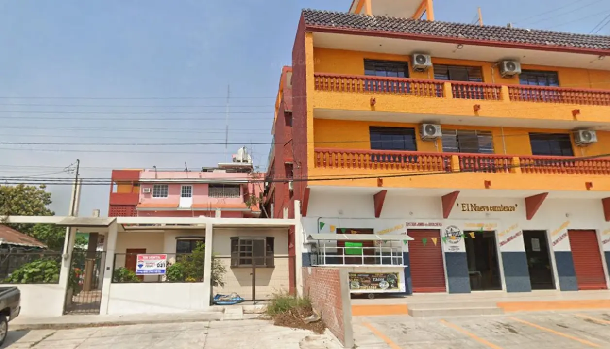 El hombre de aproximadamente 65 años realizaba labores de limpieza antes de caer al vacío, y tras su diagnóstico preliminar su esposa sufrió de una severa crisis nerviosa. Foto: Protección Civil