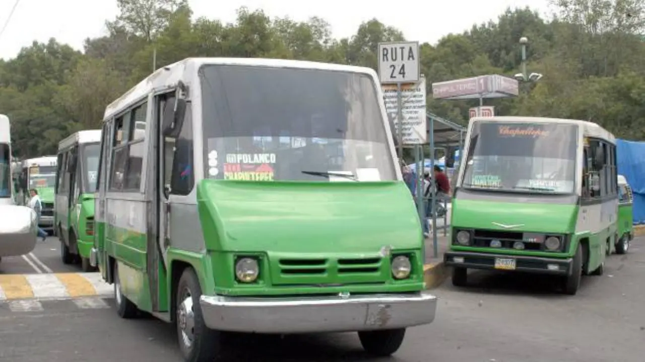 Unidades del transporte público en México.  Foto: X (@RommieLarousse)·