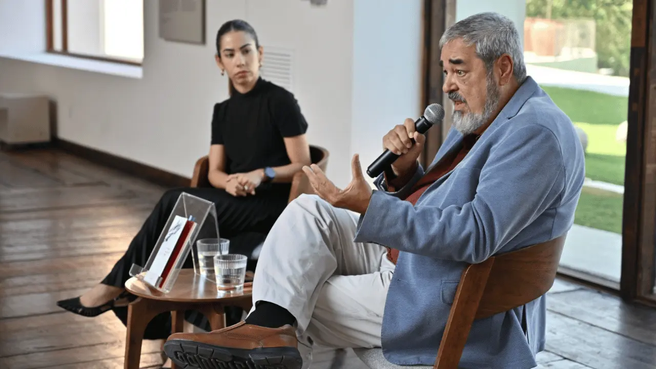 El ciclo ofrece una experiencia sensorial y literaria única, en la que poesía, arte y arquitectura dialogan para generar una pausa luminosa en medio del tiempo. Foto: 3Museos.