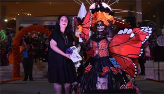 Cientos de familias asisten al Concurso Catrín y Catrina 2025 en Monterrey; un homenaje a la tradición
