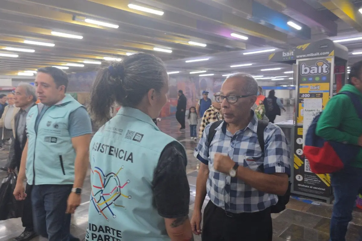 Atención al Usuario en Metro de CDMX. Foto: @MetroCDMX | Canva