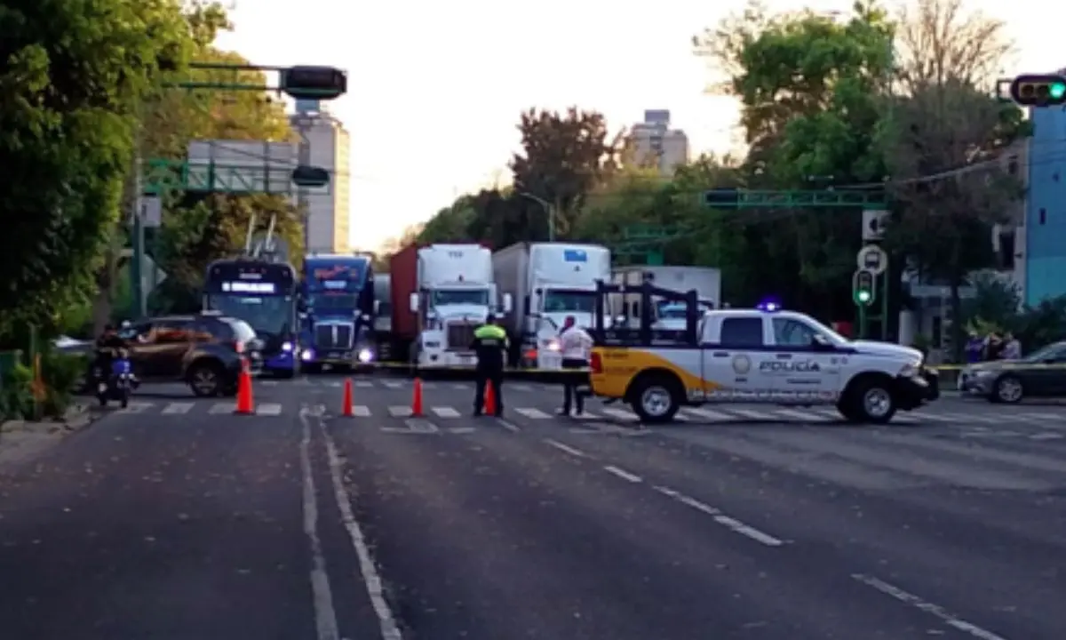 Policías de Tránsito de la CDMX realizando cortes viales por movilizaciones.  Foto: X(@OVIALCDMX)