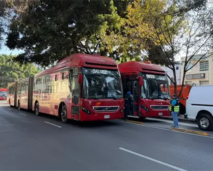 Metrobús de la Línea 1 choca con camioneta en Insurgentes: cuatro lesionados leves