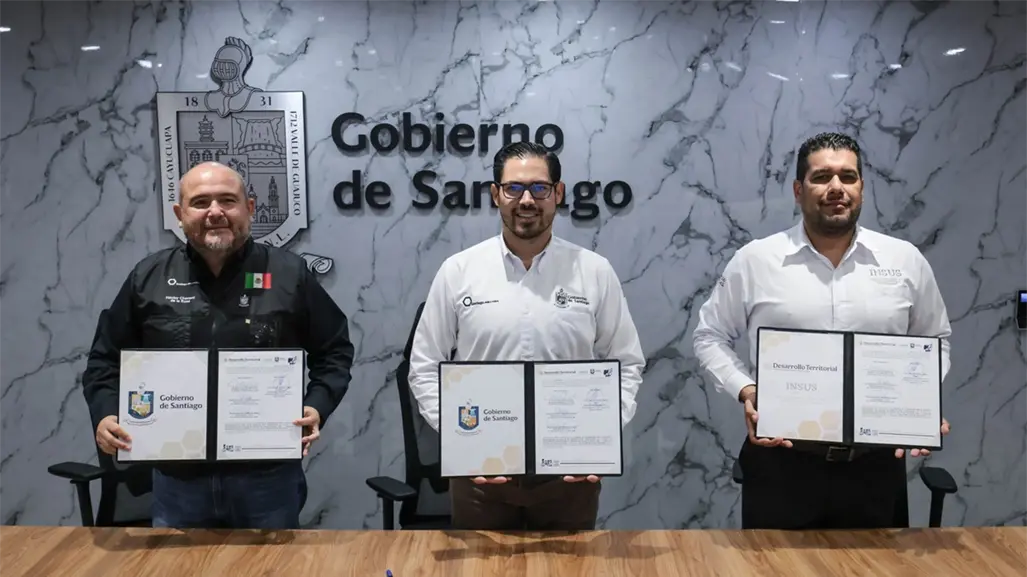 David de la Peña Marroquín firma convenio con el INSUS para regularización de la tierra