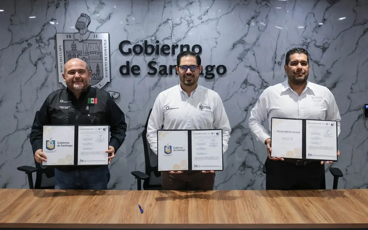 El alcalde de Santiago, David de la Peña, firmó un convenio con el Instituto Nacional de Suelo Sustentable para la regularización de la tenencia de la tierra. Foto: Gobierno de Santiago