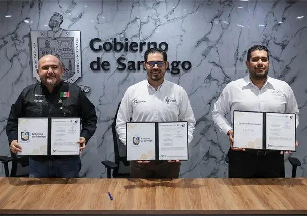 David de la Peña Marroquín firma convenio con el INSUS para regularización de la tierra