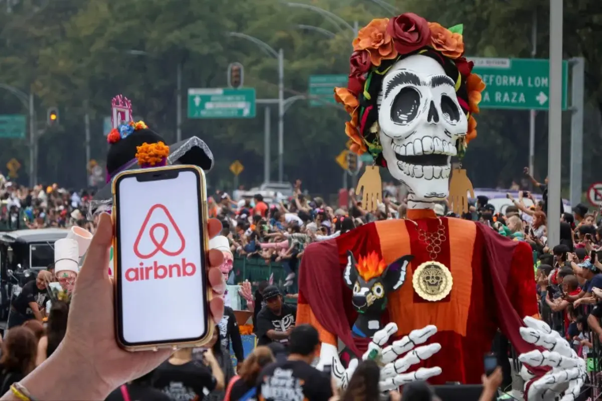 Desfile de Día de Muertos y Airbnb en CDMX. Foto: miescaparate.com y airbnb.com | Canva