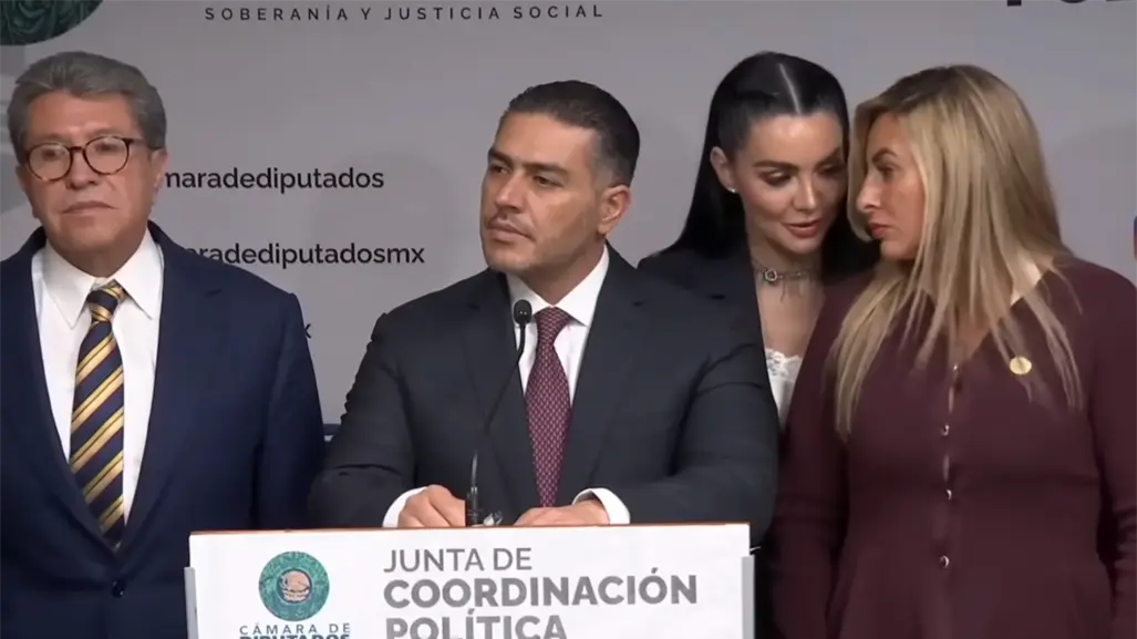 Diputadas pelean por estar cerca de Omar García Harfuch durante su conferencia de prensa | VIDEO