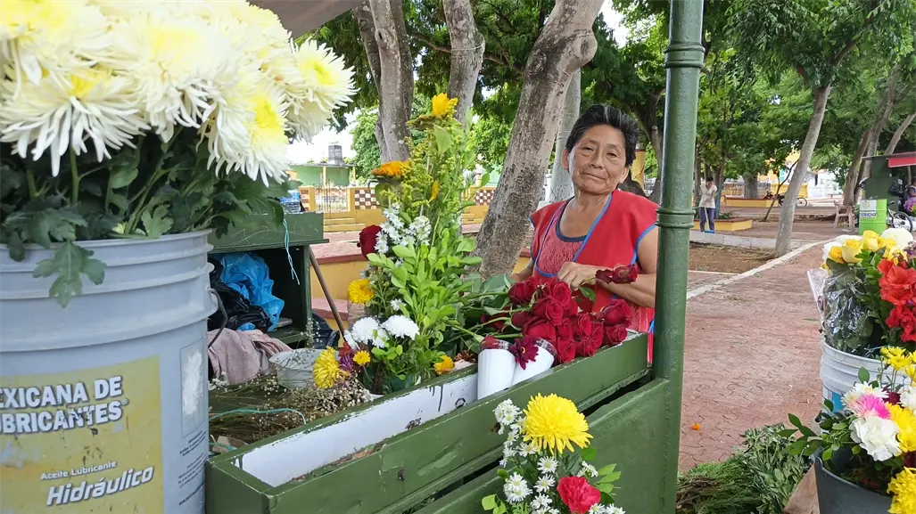 Janal Pixan 2025: las guardianas de las flores y la memoria en el Cementerio General de Mérida