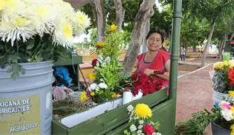 Janal Pixan 2025: las guardianas de las flores y la memoria en el Cementerio General de Mérida
