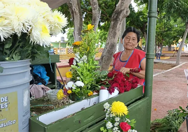 Janal Pixan 2025: las guardianas de las flores y la memoria en el Cementerio General de Mérida