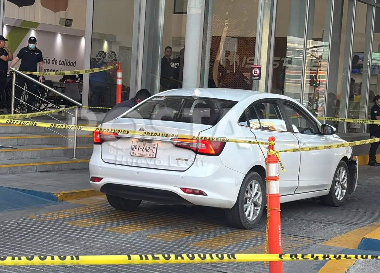 El oficial herido de Fuerza Civil logró llegar al ISSSTELEON por sus propios medios tras ser atacado durante su intervención en un asalto. Foto: POSTA.