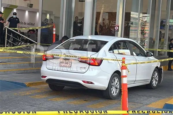 Policía de Fuerza Civil acaba herido tras ser atacado durante asalto en Monterrey Policía de Fuerza Civil acaba herido tras ser atacado durante asalto en Monterrey