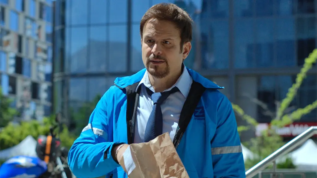 Yul Bürkle le da vida a un repartidor en Sin frenos, la nueva serie de Prime Video