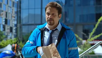 Yul Bürkle le da vida a un repartidor en Sin frenos, la nueva serie de Prime Video