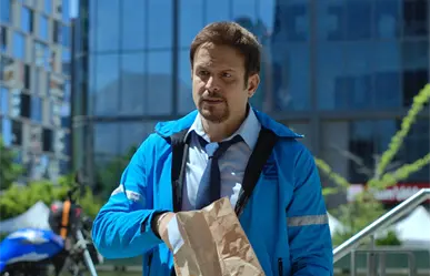 Yul Bürkle le da vida a un repartidor en Sin frenos, la nueva serie de Prime Video