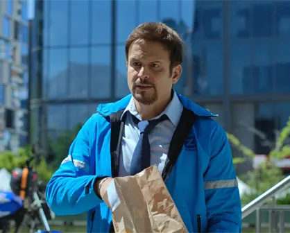 Yul Bürkle le da vida a un repartidor en Sin frenos, la nueva serie de Prime Video