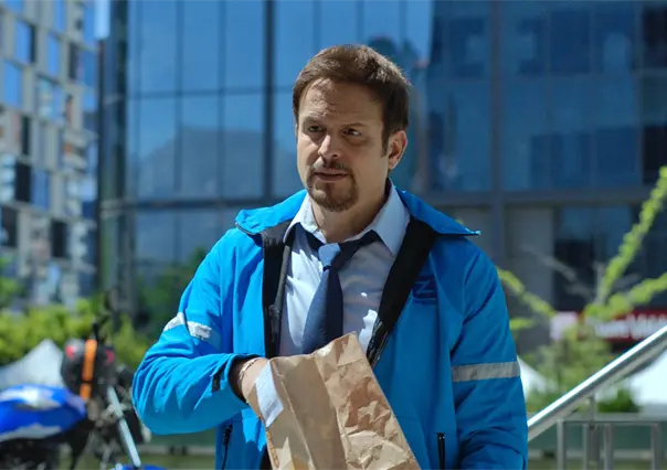 Yul Bürkle le da vida a un repartidor en Sin frenos, la nueva serie de Prime Video