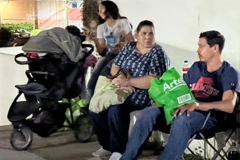 imagen recuadro Familias acamparon afuera del Centro de Salud IMSS Bienestar de la colonia del Pueblo en Tampico, algunas de ellas junto a los bebés que buscaban vacunar. Foto: Axel Hassel