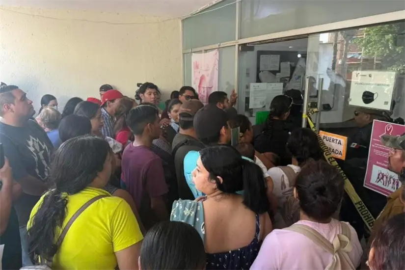 imagen recuadro Las familias se inconformaron y los ánimos se elevaron en las puertas del Centro de Salud IMSS Bienestar de Tampico. Foto: Axel Hassel