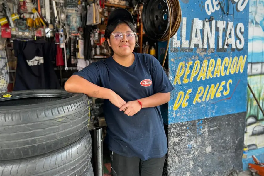 Arely, la joven talachera de la CDMX que rompe estereotipos y demuestra que la fuerza no tiene género