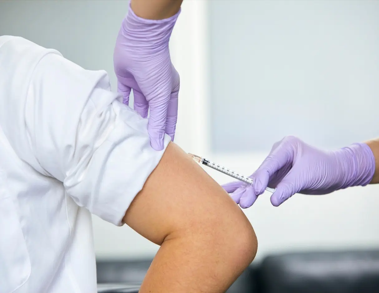 A través de la Secretaría de Salud y Desarrollo Social municipal, lanzó una campaña de vacunación abierta al público en general para reforzar la prevención de enfermedades respiratorias, virales y bacterianas. Foto: Canva.