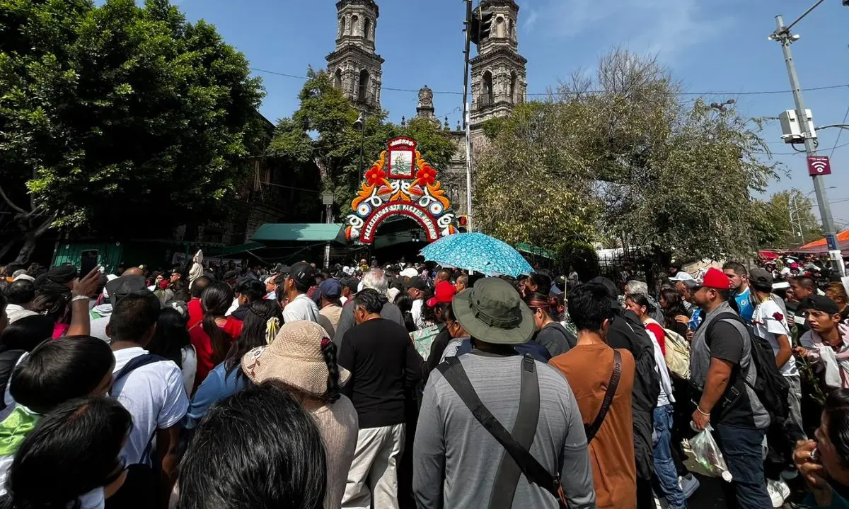 Feligreses llegando a San Hipólito.   Foto: Mario Flores