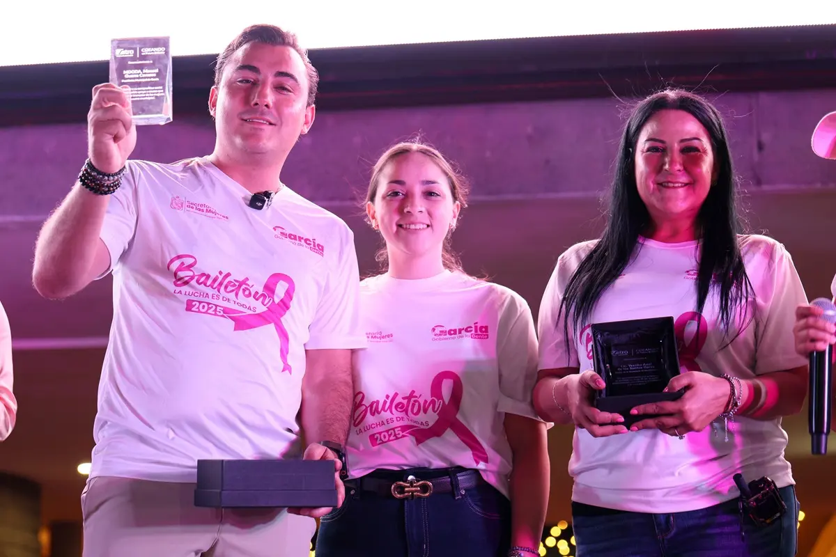 El alcalde de García, Manuel Guerra Cavazos, encabezó el evento el Bailetón Rosa 2025 “La Lucha es de Todas”. Foto: Gobierno de García