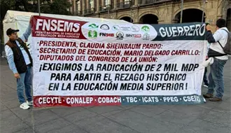 VIDEO | Marcha docente avanza al Congreso: exigen aumento de 2 mil millones para educación media superior en CDMX