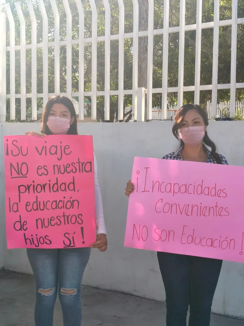 imagen recuadro Pancartas de protesta a las afueras del jardín de niños / Foto: Marco Juárez